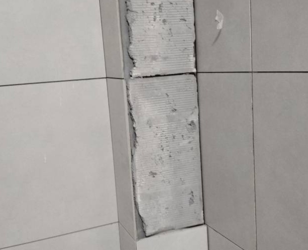 城西瓷砖空鼓维修公司分享下瓷砖施工前基层浇水润湿程度不足，可能导致以下问题